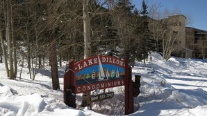 Un panneau indiquant les résidences de Lake Dillon, avec un numéro de téléphone à contacter.