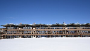 Un hôtel à plusieurs étages, doté de balcons et de grandes fenêtres.