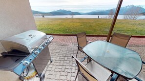 Outdoor dining - On Lake! Updated! 1st Floor, Hot Tub. Walk to Amphitheater, Marina, Parks (Dillon)