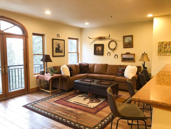 TV, fireplace - Southwestern-Style 1-Bedroom Retreat With Wooded View (Mountain Village)
