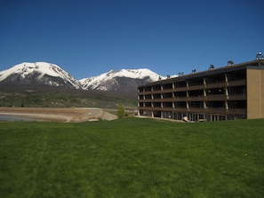 Exterior - On Lake! Views! Hot Tub, Pool, Elevator. Walk to Concerts, Dining, Parks (Dillon)
