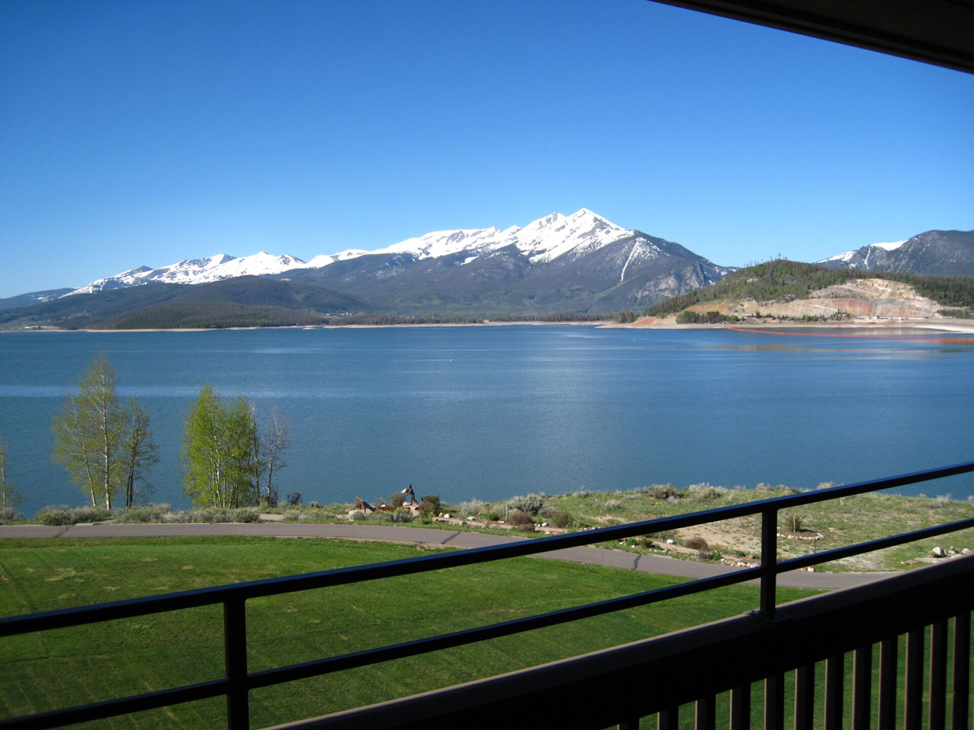 On Lake-Views, Big Deck. Hot Tub, Pool, Elevator. Walk to Concerts, Marina