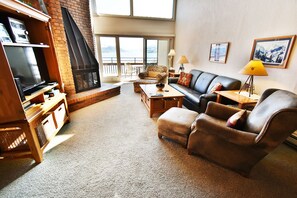 TV, fireplace - On Lake! Views! Hot Tub, Pool, Elevator. Walk to Concerts, Dining, Parks (Dillon)