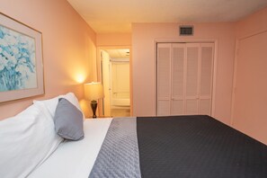 1 bedroom, WiFi, bed sheets - COZY ONE BEDROOM CONDO RIGHT ON THE BEACH (Murrells Inlet)