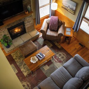 Una Smart TV, una chimenea, un reproductor de DVD