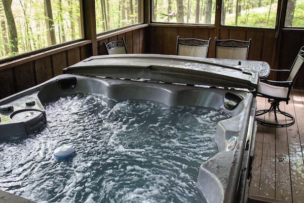 Bañera de hidromasaje al aire libre