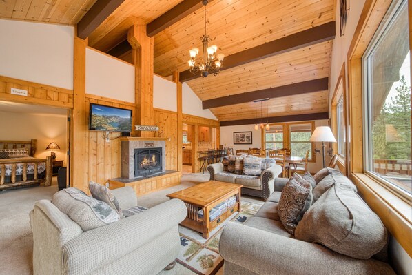 TV, fireplace - Valley Vista at Palisades -4 BR, Mountain Views, Pet-Friendly, Close to Village! (Olympic Valley)