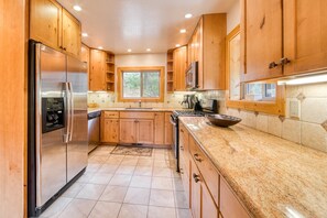 Fridge, microwave, oven, stovetop - Valley Vista at Palisades -4 BR, Mountain Views, Pet-Friendly, Close to Village! (Olympic Valley)