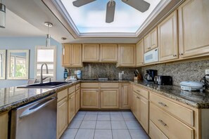 Een koelkast, een oven, een kookplaat, een vaatwasser