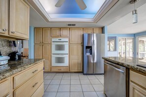 Køleskab, ovn, kogeplade, opvaskemaskine