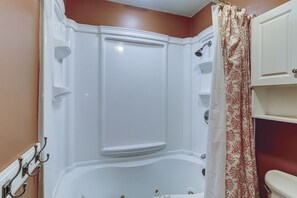 Ensemble baignoire-douche, serviettes fournies