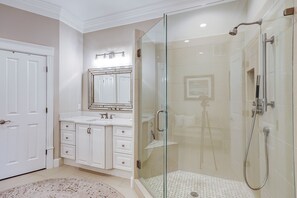 Shower, towels - Beautiful home with lagoon view in Palmetto Dunes- short walk to the ocean! (Hilton Head Island)