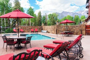 Een verwarmd zwembad