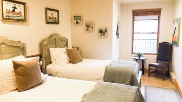 2 bedrooms, iron/ironing board, internet, wheelchair access