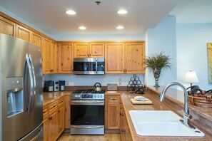 Fridge, microwave, oven, stovetop - 3-Bedroom Retreat With Balcony Overlooking Woods (Mountain Village)