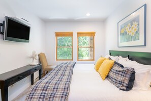 3 bedrooms, iron/ironing board, free Internet, wheelchair access - 3-Bedroom Retreat With Balcony Overlooking Woods (Mountain Village)