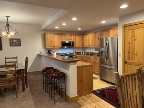 Fridge, microwave, oven, stovetop - Pet-Friendly 1-Bedroom Condo With Pool, Hot Tubs (Mountain Village)