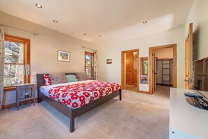 4 bedrooms, free WiFi, bed sheets - Look Out Lodge - On North Shore w/ Lake View, Hot Tub, Pool Table and Pet Friendly (Kings Beach)