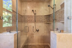 Ensemble baignoire-douche, serviettes fournies