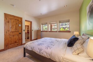 4 bedrooms, free WiFi, bed sheets - Look Out Lodge - On North Shore w/ Lake View, Hot Tub, Pool Table and Pet Friendly (Kings Beach)