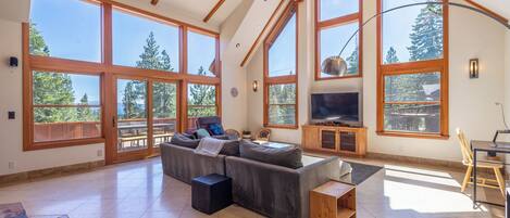 テレビ、暖炉、テーブルサッカー台