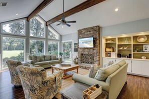 Smart TV - Beautiful 3 bed home overlooking the golf course & short walk to beach! (Hilton Head)