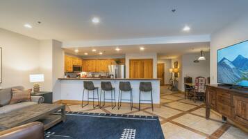 Televisie, een open haard en een dvd-speler