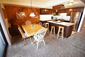 Fridge, microwave, oven, stovetop - Pet Friendly-Lakefront, Amazing Views. Available for 30 Days or More Only (Dillon)