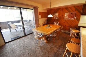 Dining - Pet Friendly-Lakefront, Amazing Views. Available for 30 Days or More Only (Dillon)