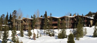 Se admiten mascotas en condominio en el lago Dillon - Cerca del anfiteatro de Dillon, Marina. Terraza Cubierta, Vistas a la Montaña