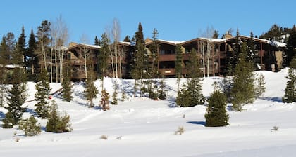 Pet Friendly-Lakefront, Amazing Views. Available for 30 Days or More Only
