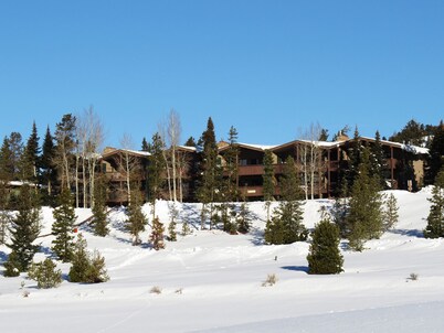 Huisdiervriendelijke condo op Lake Dillon - in de buurt van Amfitheater van Dillon, Marina. Overdekt terras, uitzicht op de bergen