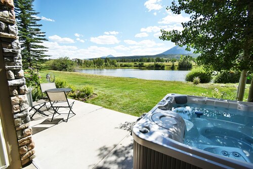 Private Hot Tub on Lake! 3 Suites, Views. Near Rec Path. Easy Drive to Events