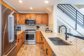 Fridge, microwave, oven, stovetop - Spacious Remodeled Pet-Friendly 4-Bedroom Condo With Stunning Sunset Views (Mountain Village)