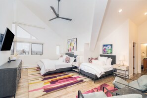 4 bedrooms, desk, iron/ironing board, Internet - Spacious Remodeled Pet-Friendly 4-Bedroom Condo With Stunning Sunset Views (Mountain Village)