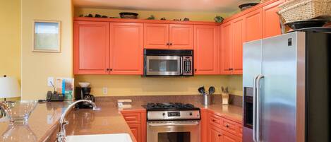 Frigorifero, microonde, forno, piano cottura