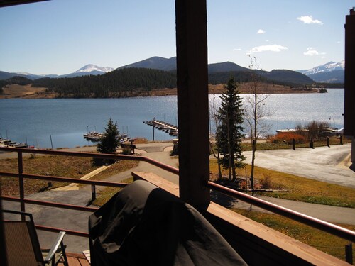 On Lake, Deck! Pool, Hot Tubs. Walk to Coffee, Amphitheater, Marina, Parks