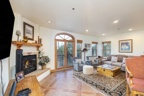 Televisión y chimenea 