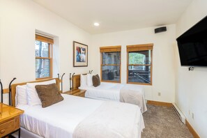 3 bedrooms, desk, iron/ironing board, internet