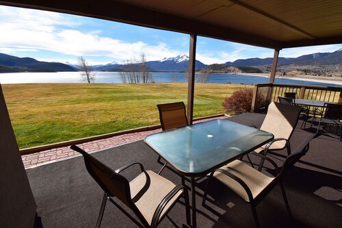 On Lake! Views, 1st Floor, Hot Tub! Walk to Amphitheater, Marina, Dining