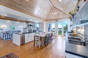 ثلاجة، فرن، موقد طهي مسطح، غسالة أطباق