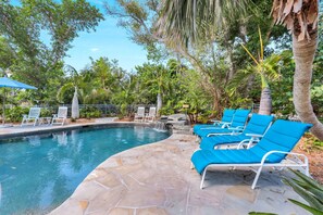 حمّام سباحة مُدفَّأ