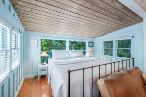 5 bedrooms, iron/ironing board, WiFi, bed sheets