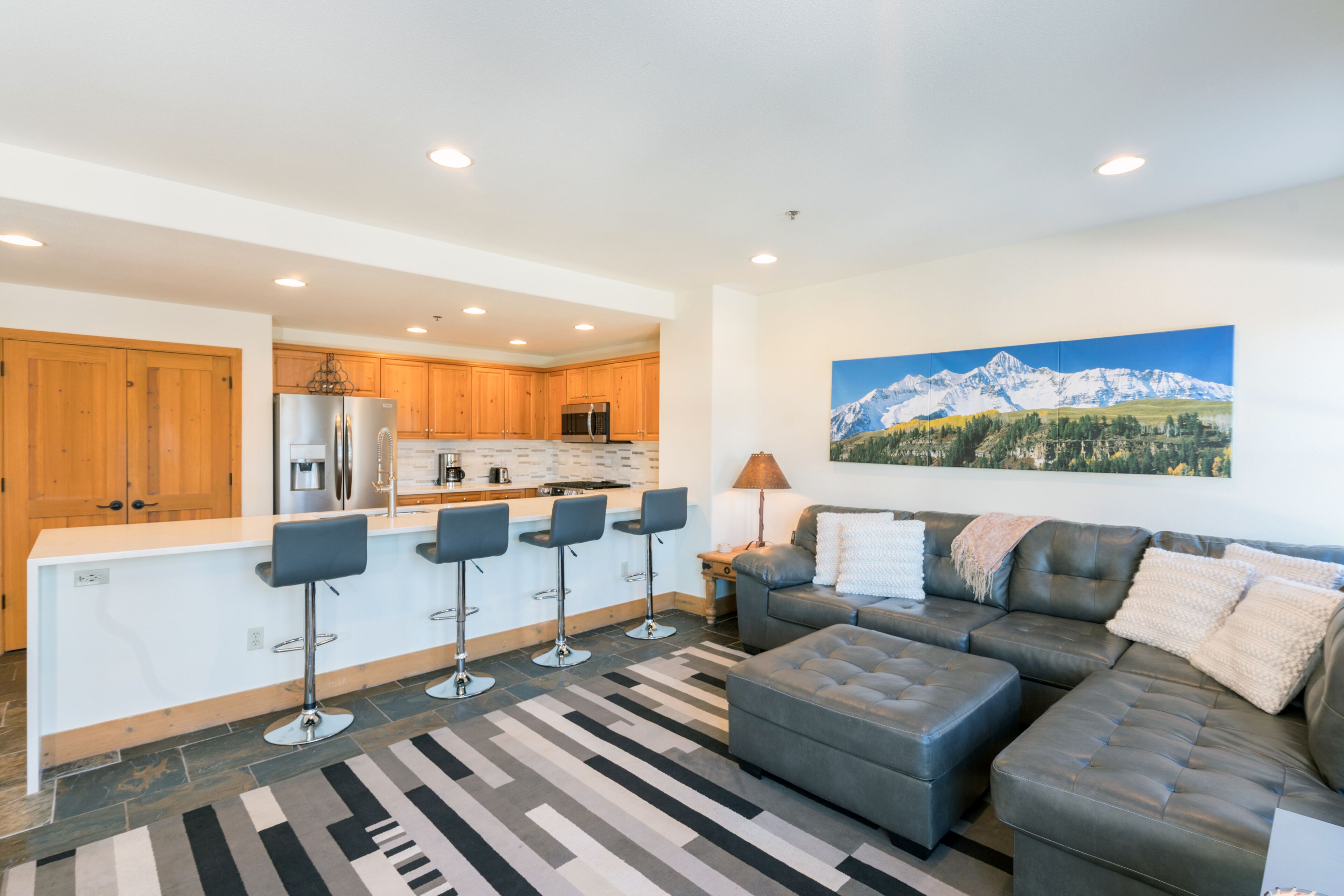 2-Bedroom With Mountainside Balcony, Hot Tub & Pool Access