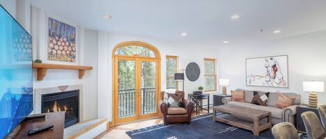 Fernseher, Kamin, DVD-Player