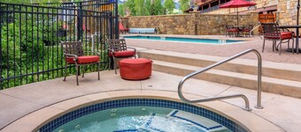 Cozy Private 2-Bedroom Mountain Village Condo