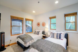 3 bedrooms, iron/ironing board, internet, wheelchair access - 3-Bedroom Private Mountainside Condo (Mountain Village)