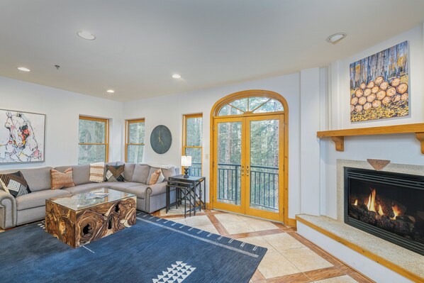 TV, fireplace, DVD player - 3-Bedroom Private Mountainside Condo (Mountain Village)