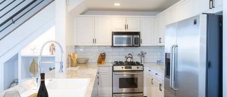 Fridge, oven, stovetop, coffee/tea maker