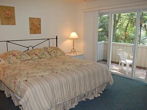 6 bedrooms, iron/ironing board, WiFi, bed sheets - Pet Friendly! 4th Row Home, Spacious 6 Bed in Palmetto Dunes Close to Beach!! (Hilton Head Island)